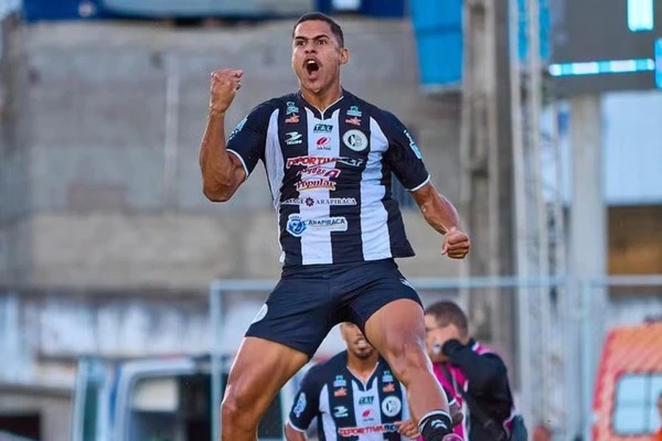 Vitória dá chapéu em rival e contrata artilheiro do futebol brasileiro