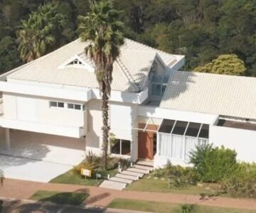 Aos 55 anos, apresentador abandona carreira na TV e decide viver em mansão milionária com vista panorâmica para a floresta