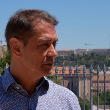 Aos 61 anos, ex-galã da Globo faz aparição rara na TV após mudar de país e profissão