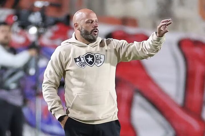 Franclim Carvalho é demitido do Botafogo após derrota para o Vitória