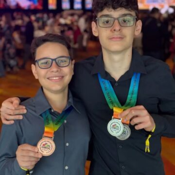 Irmãos baianos de 13 e 15 anos ganham medalhas em Olimpíada Internacional de Matemática em Singapura