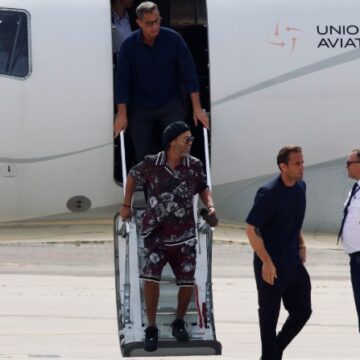 Ronaldinho Gaúcho desembarca na Itália para jogar por clube da 3ª divisão