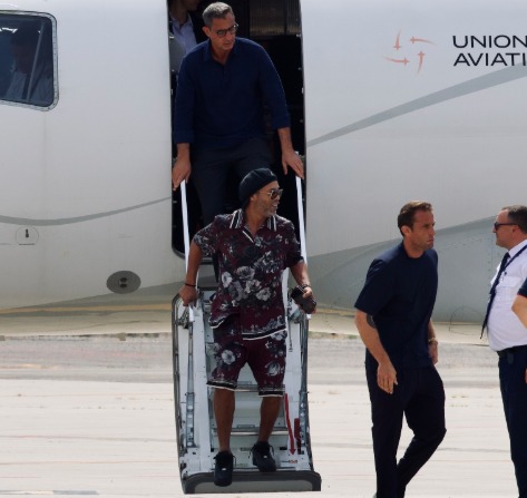 Ronaldinho Gaúcho desembarca na Itália para jogar por clube da 3ª divisão