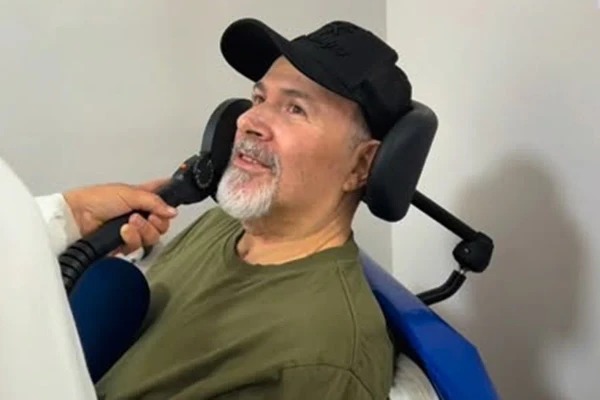 Mingau, do Ultraje a Rigor, muda visual durante reabilitação após ser baleado na cabeça