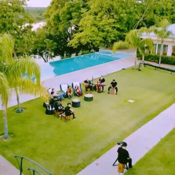 Aos 38 anos, dupla sertaneja investe milhões em refúgio com piscina infinita e curral