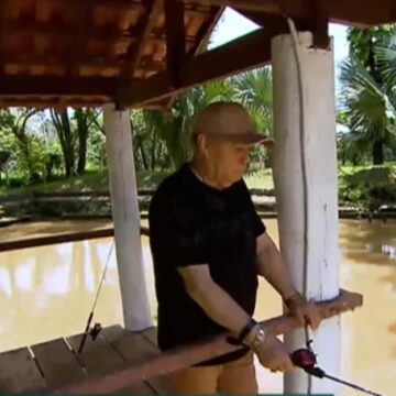 Aos 86 anos, sertanejo vive isolado em sítio com pomar, tanques de pesca e animais após morte de dupla