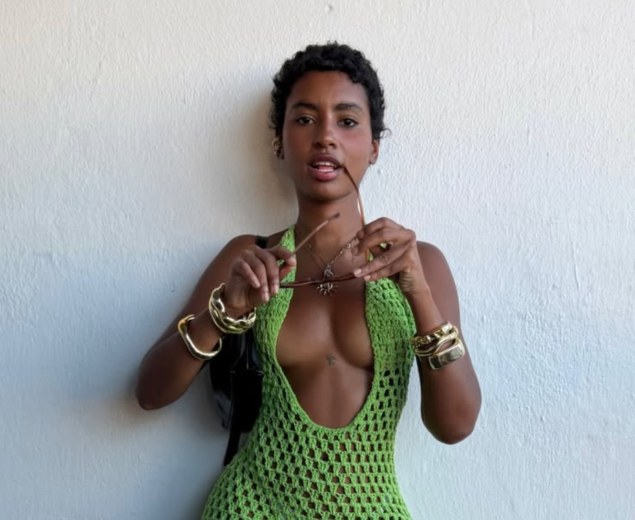 Gabz aposta em look de tricô com decotão durante férias na Bahia após fim de ‘Coração Acelerado’