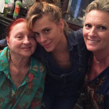 Carolina Dieckmmann reflete sobre morte da avó e da mãe: ‘Não sei aprender a viver sem vocês’