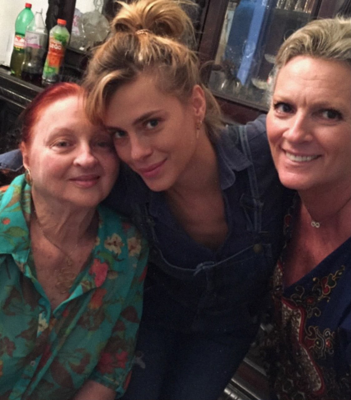 Carolina Dieckmmann reflete sobre morte da avó e da mãe: ‘Não sei aprender a viver sem vocês’