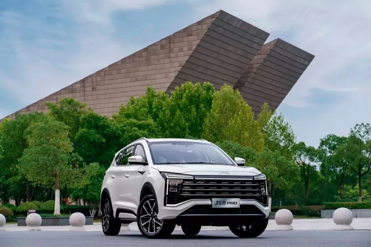 Primeira chinesa a fazer sucesso no Brasil, JAC entra em queda livre e fecha lojas
