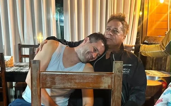 Com seis filhos, Leonardo viaja com apenas um após reclamar da postura dos outros