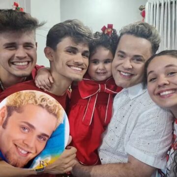 Aos 50 anos, cantor famoso em 2000 reaparece ao lado dos quatro filhos