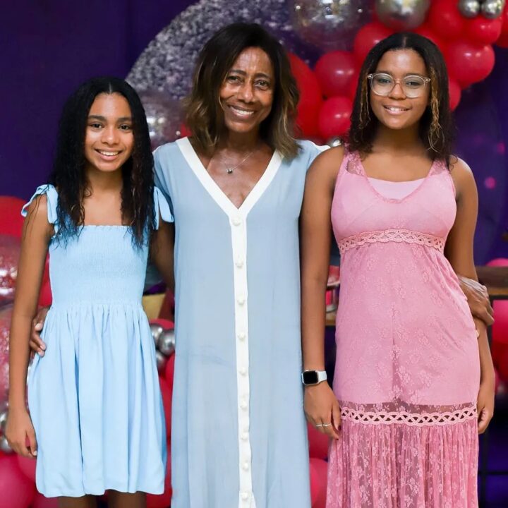 Aos 17 e 18 anos, filhas baianas de Glória Maria vivem em apartamento milionário deixado pela mãe