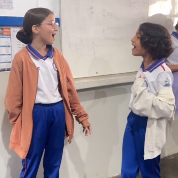Meninas baianas viralizam ao cantar hit gospel na escola: ‘É assim que os anjos cantam’