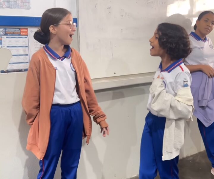 Meninas baianas viralizam ao cantar hit gospel na escola: ‘É assim que os anjos cantam’