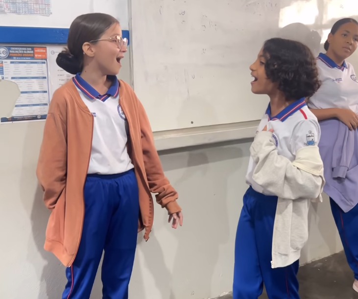 Meninas baianas viralizam ao cantar hit gospel na escola: ‘É assim que os anjos cantam’
