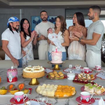 Com família reunida, filha de Rafa Marques e Pati Guerra comemora um mês de vida