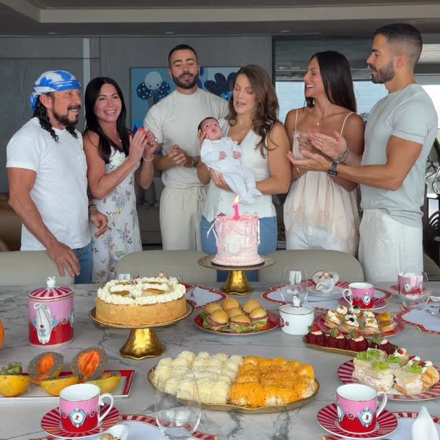 Com família reunida, filha de Rafa Marques e Pati Guerra comemora um mês de vida