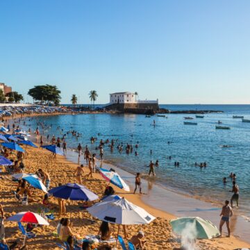 Prefeitura inicia instalação de boias para delimitar área de banho no Porto da Barra nesta terça (1º)