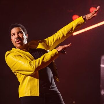 Lionel Richie é internado na UTI após show nos EUA, diz TMZ