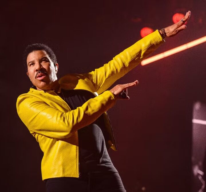 Lionel Richie é internado na UTI após show nos EUA, diz TMZ