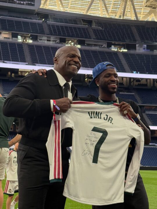 Vini Jr. joga bola com ator famoso no campo do Real Madrid e recebe elogio: ‘A Lenda’