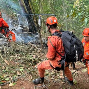 Helicóptero que caiu e matou turistas no Rio fazia passeio com portas abertas e custou R$ 2.500