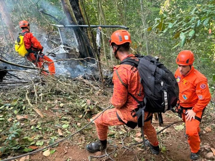 Helicóptero que caiu e matou turistas no Rio fazia passeio com portas abertas e custou R$ 2.500