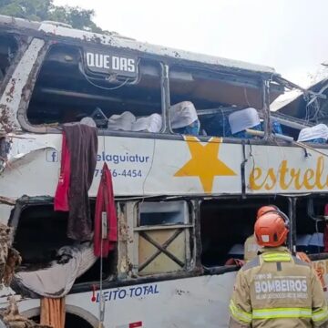 Dez pessoas morrem após ônibus tombar em rodovia em Petrópolis