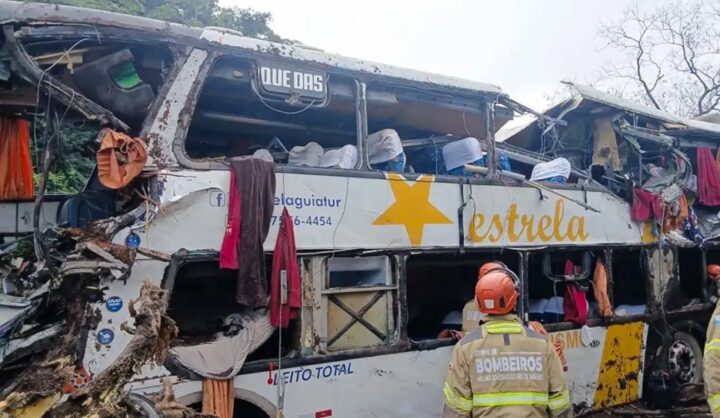 Dez pessoas morrem após ônibus tombar em rodovia em Petrópolis