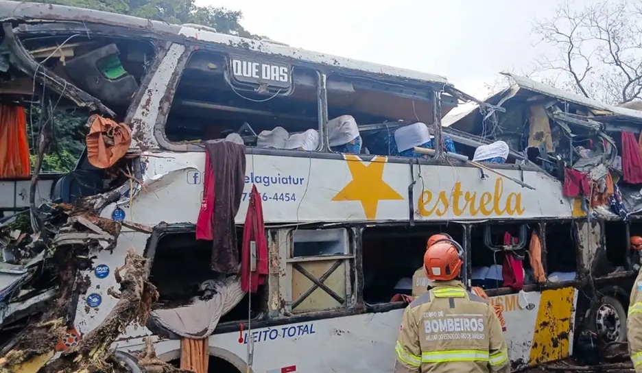 Dez pessoas morrem após ônibus tombar em rodovia em Petrópolis