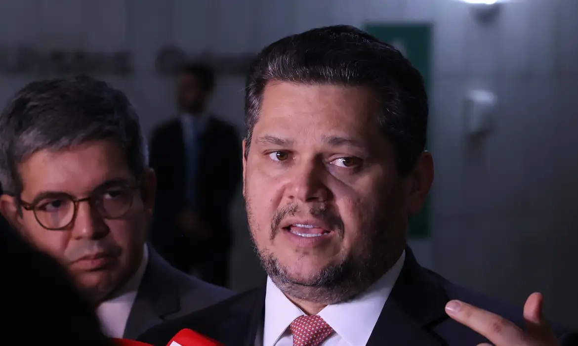 Alcolumbre envia PEC do fim da escala 6×1 para CCJ do Senado
