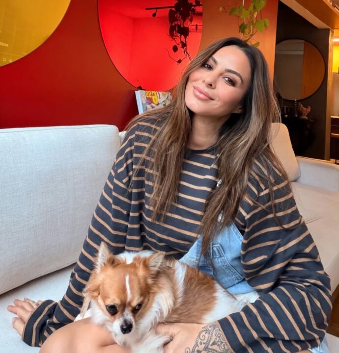 Alinne Rosa registra boletim de ocorrência após ser atingida com copo por folião no Fortal
