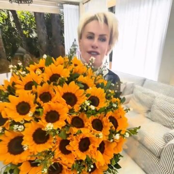 Ana Maria Braga ganha buquê gigante do marido após receber alta de hospital