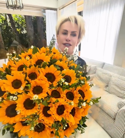 Ana Maria Braga ganha buquê gigante do marido após receber alta de hospital