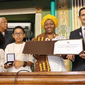 Mãe Ana de Xangô recebe Medalha Zumbi dos Palmares em Salvador