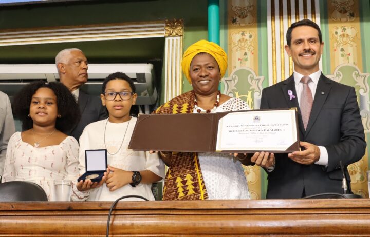 Mãe Ana de Xangô recebe Medalha Zumbi dos Palmares em Salvador