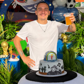 Futebol, forró e piscina: veja como foi a festa de aniversário de de 24 anos de João Gomes