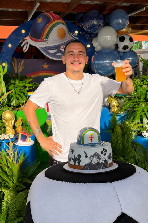 Futebol, forró e piscina: veja como foi a festa de aniversário de 24 anos de João Gomes