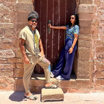 Carlinhos Brown faz homenagem em aniversário da esposa: ‘Viagens infinitas de felicidade’