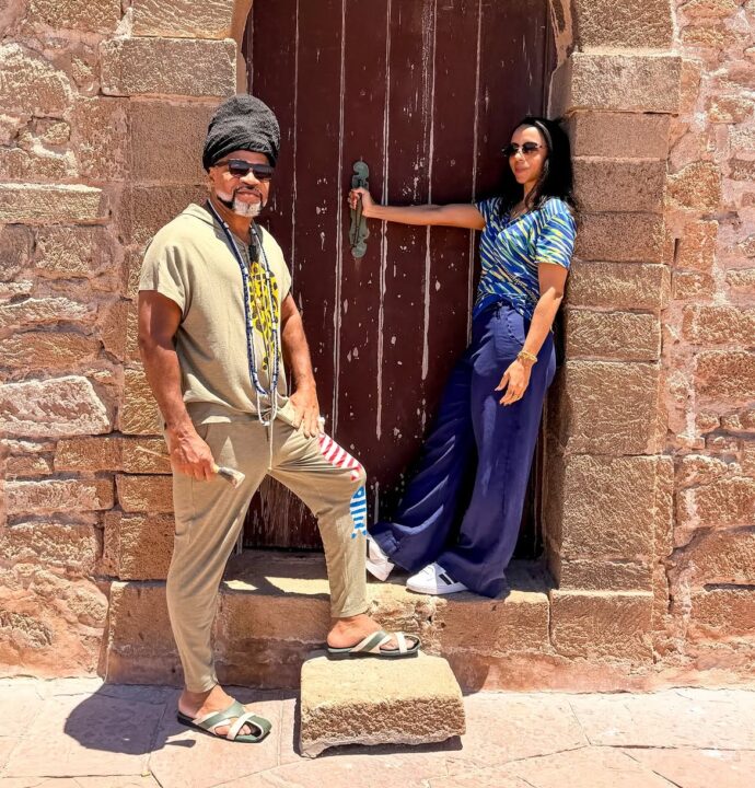 Carlinhos Brown faz homenagem em aniversário da esposa: ‘Viagens infinitas de felicidade’