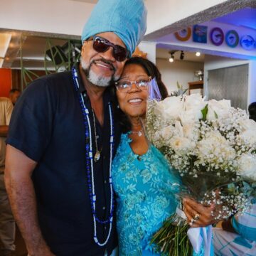 Carlinhos Brown celebra 80 anos da mãe, Dona Madá, em Salvador