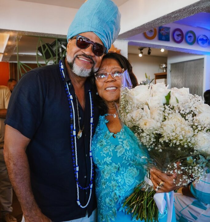 Carlinhos Brown celebra 80 anos da mãe, Dona Madá, em Salvador