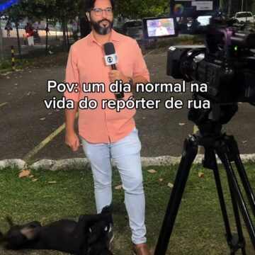 Cachorro surpreende e brinca com repórter da TV Bahia durante matéria ao vivo; veja vídeo