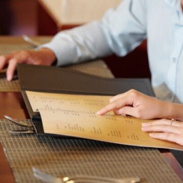 Comissão aprova proposta que obriga restaurantes a oferecer cardápios impressos