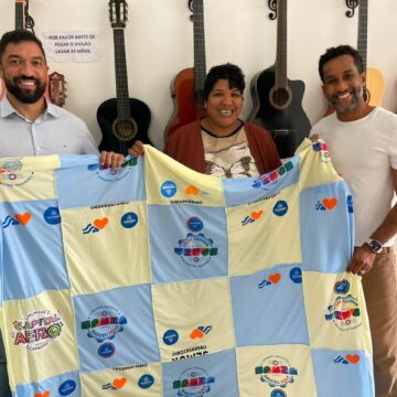 Camisas do Carnaval de Salvador são transformadas em cobertores e mochilas para famílias em vulnerabilidade