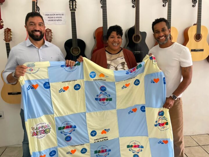 Camisas do Carnaval de Salvador são transformadas em cobertores e mochilas para famílias em vulnerabilidade