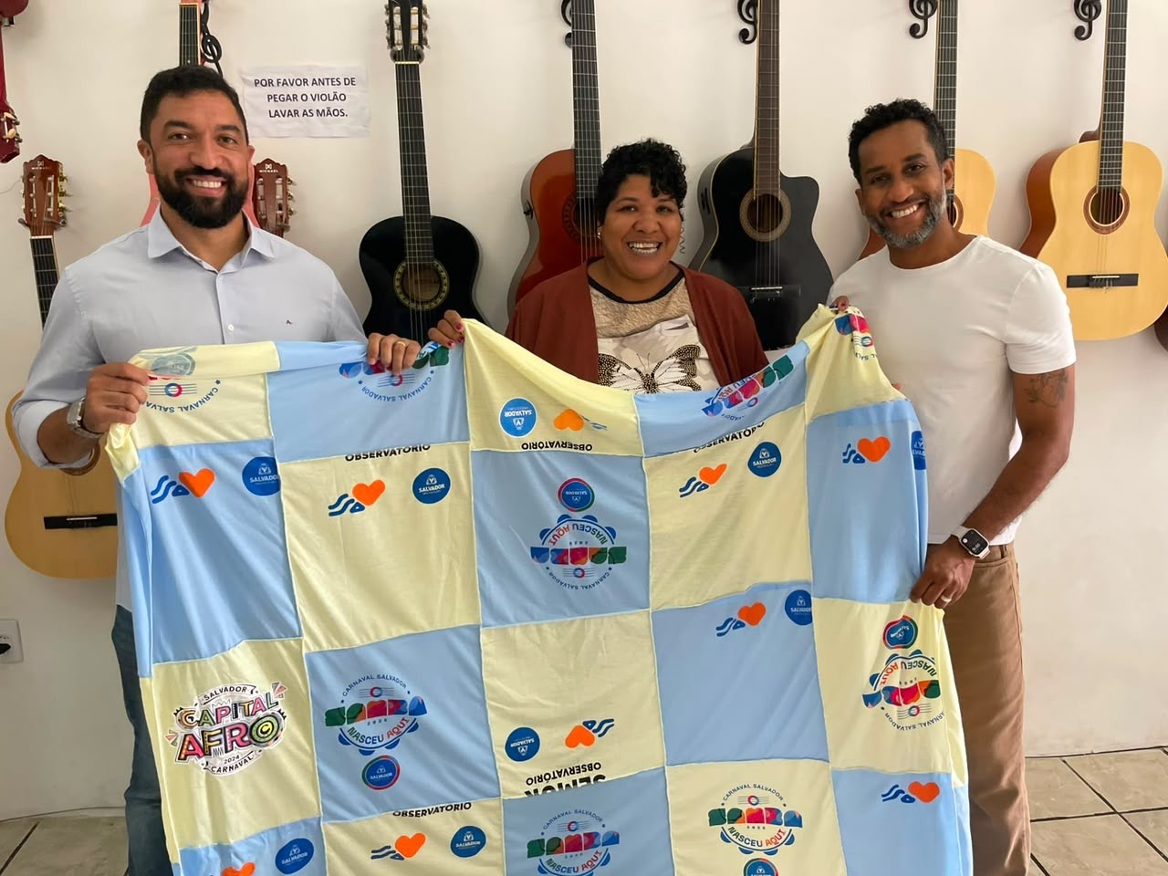 Camisas do Carnaval de Salvador são transformadas em cobertores e mochilas para famílias em vulnerabilidade