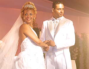 Há 25 anos, Carla Perez e Xanddy subiam ao altar; veja fotos e detalhes do casamento