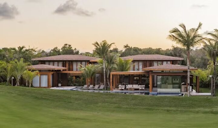 Casa de 1,5 mil m² em Trancoso ganha destaque na Casa Vogue; veja fotos